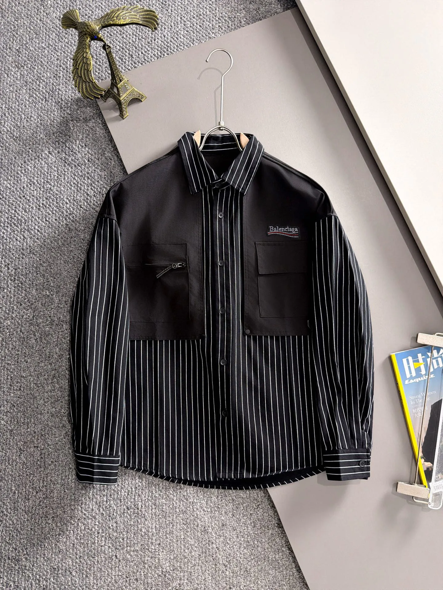 The latest New Arrival shirt in Paris for fall 2026. Complete with three standards, custom-dyed nylon fabric, overall casual and upscale. The fabric texture is relatively thin, very light, and comfortable on the upper body, suitable for early autumn and spring wear. Simple lines, customized hardware zippers, elegant and concise style, lightweight and comfortable to wear, very urban luxury and low-key elegance, with a casual and lazy feeling, the upper body effect is very good, quite wide and stylish, natural drape, simple and elegant! Top luxury Classic The style item is gentle and high-end, quiet but full of power. It perfectly conveys the brand's sense of trend and recognition. The upper body is super cool and stylish, and extremely luxurious. It shows your rank, strength and taste from all aspects! The overall grade is even more obvious. The upper body is comfortable and unconstrained, with a casual and loose effect. Sizes:S-2XL